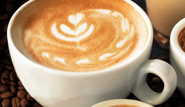 Kaffeetassen mit Muster durch die Milch