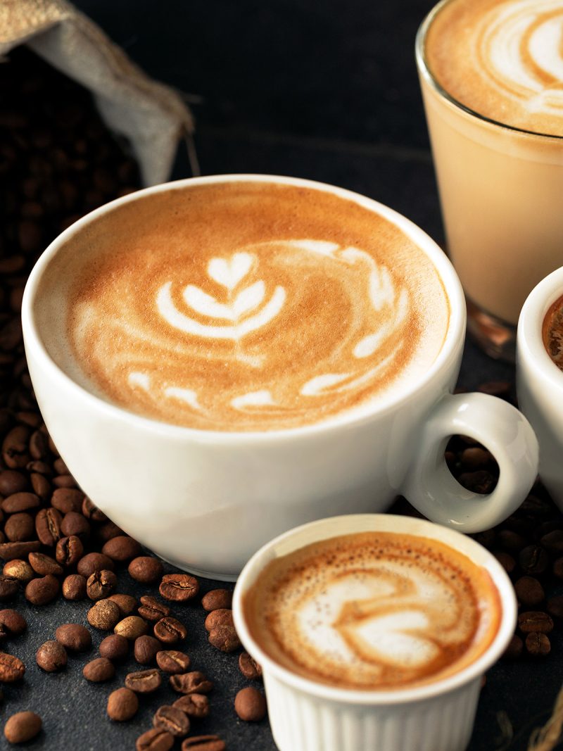 Kaffeetassen mit Muster durch die Milch