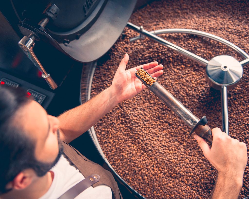 Kaffeeröster kontrolliert den Röstgrad