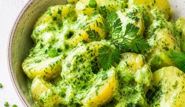 Kartoffeln in grüner Sauce mit frischen kräutern