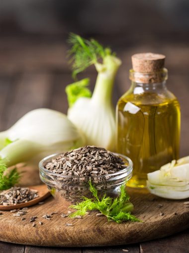 Fenchel, Öl und Samen auf einem Brettchen