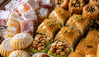Teller voller orientalischer Leckereien wie Baklava oder Lokum
