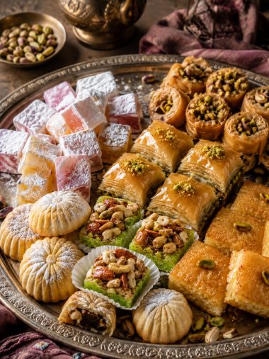 Teller voller orientalischer Leckereien wie Baklava oder Lokum
