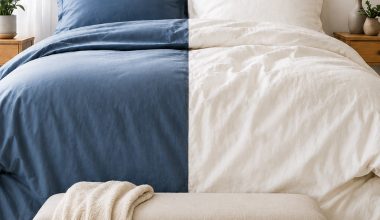 1 Bett mit Olyester- und Baumwoll-Bettwäsche im Vergleich