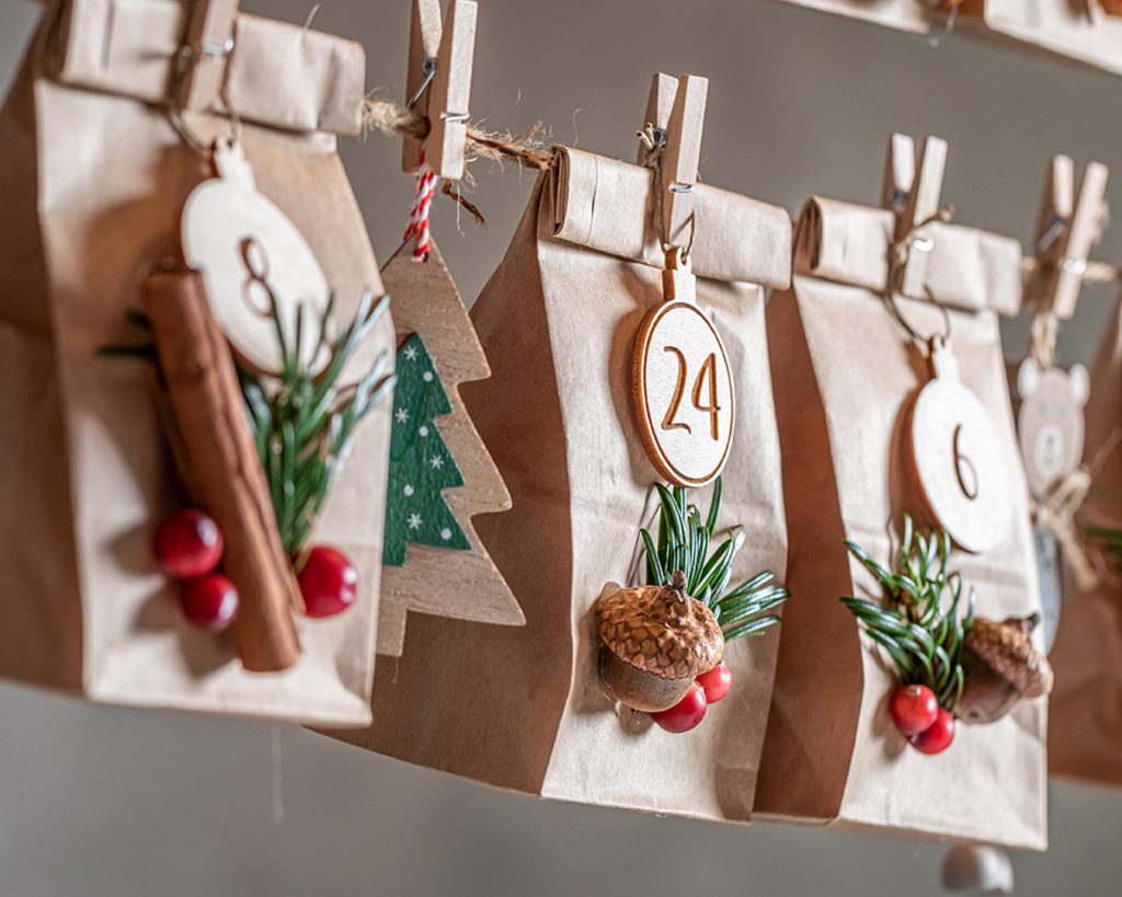 Schoen dekorierte Brottueten als Adventskalender
