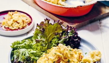 Fränkische Käsespätzle mit Salat auf einem weißen Teller
