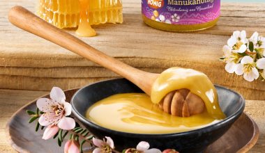 Manuka-Honig mit Blüten und Bergblick
