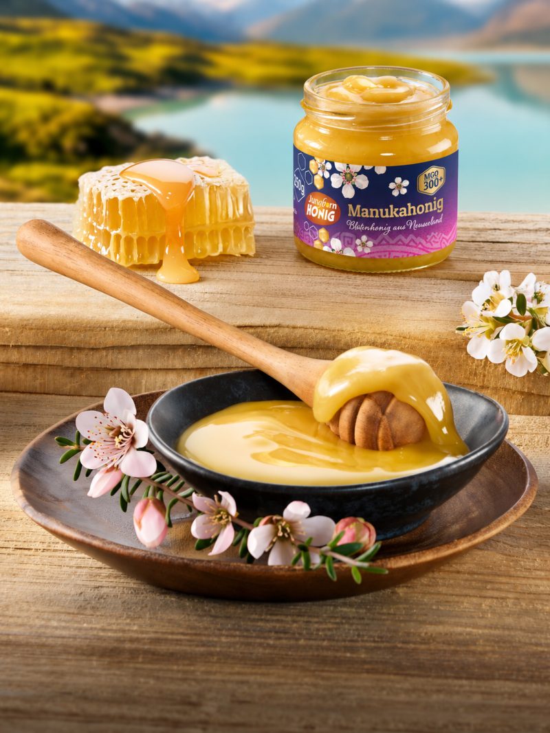 Manuka-Honig mit Blüten und Bergblick