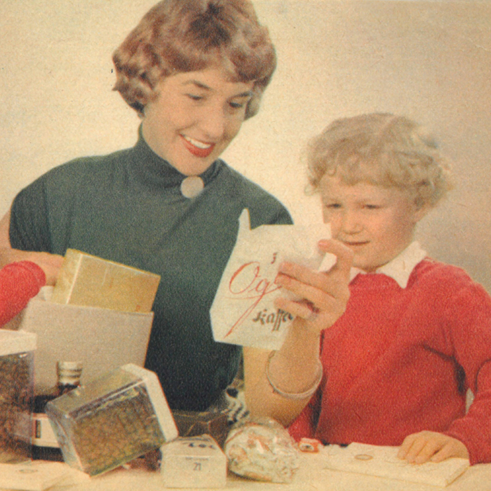 Mutter mit Kindern erhält Ogo-Paket in den 50ern