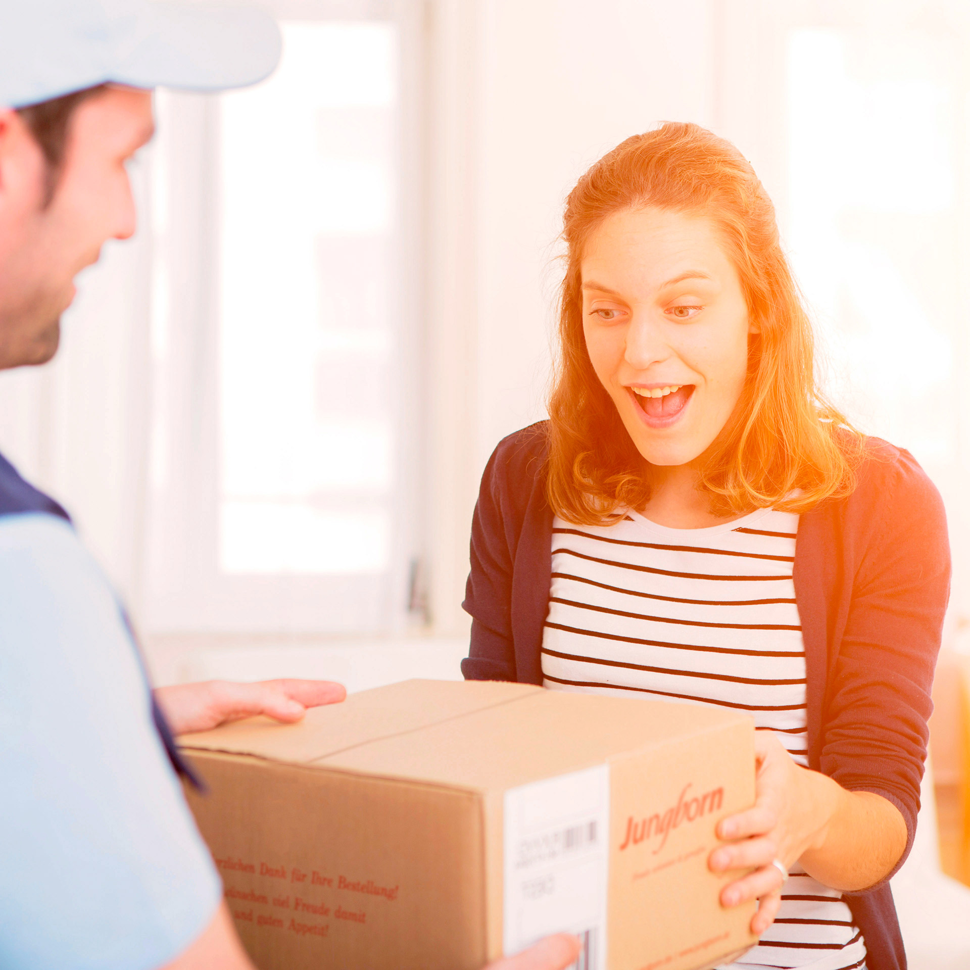 Postbote bringt Jungborn Paket