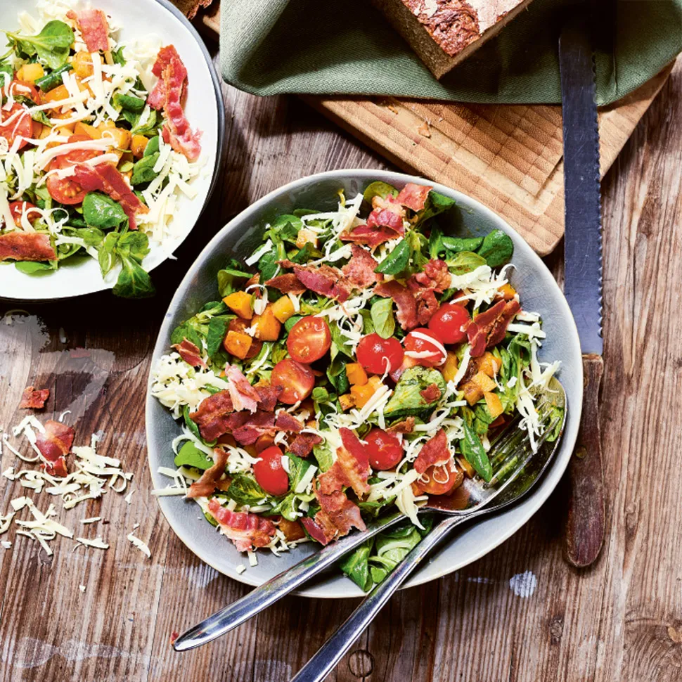 Feldsalat mit Speck, Tomaten, Kürbis und geriebenem Käse