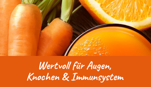 Wertvoll für Augen, Knochen & Immunsystem – Karotte & Orange! Frische Karotten, Orangen und ein Glas Saft auf natürlichem Untergrund.