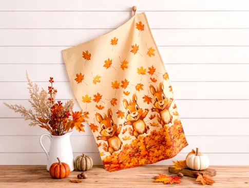 Herbstliches Geschirrtuch mit Eichhörnchen und bunten Ahornblättern