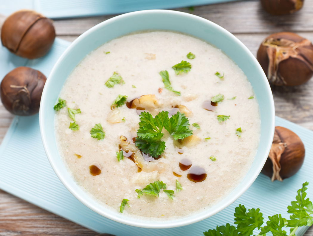 Maronen-Cremesuppe in einer Schüssel, mit Petersilie und Balsamico-Tropfen