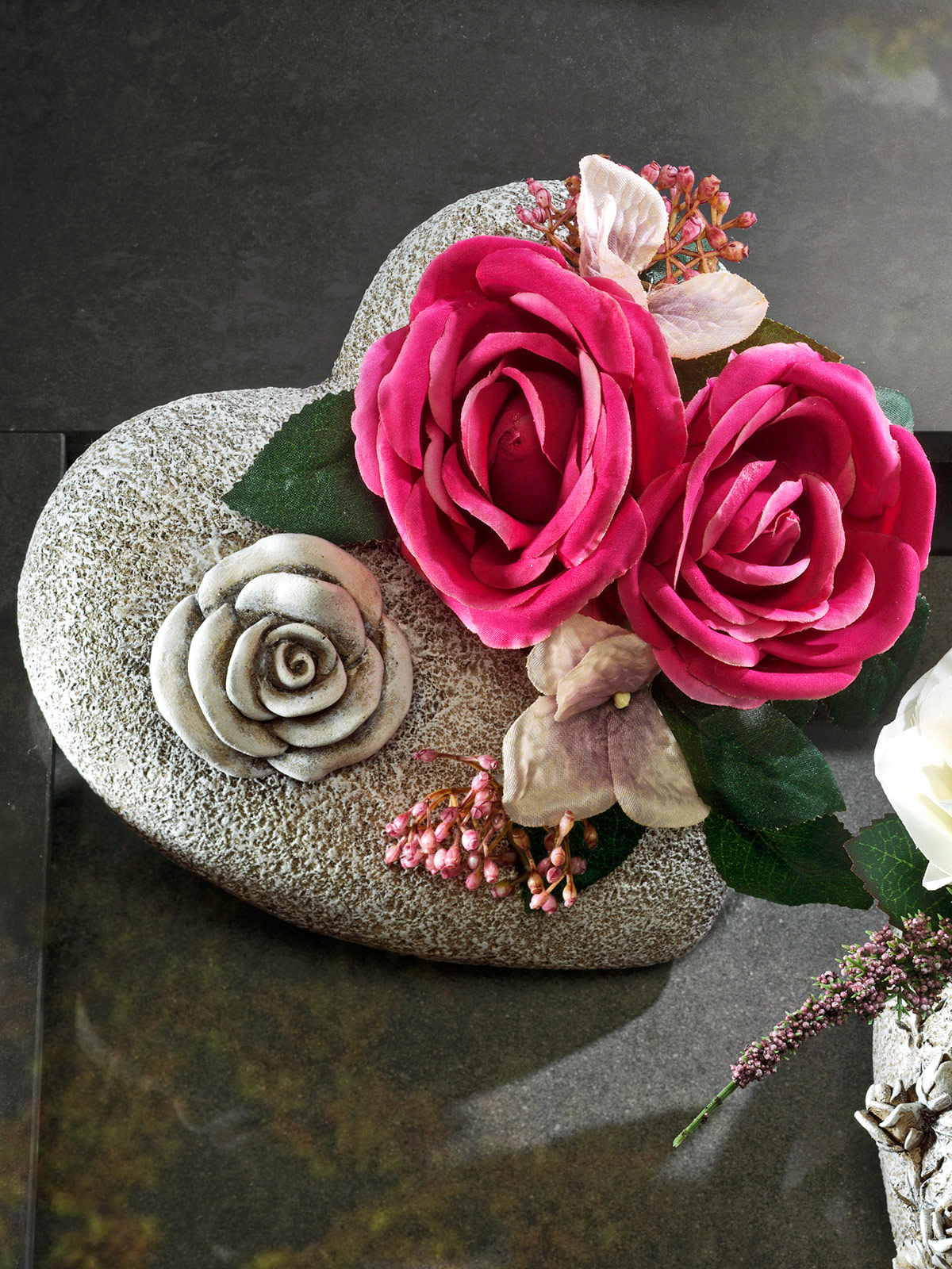 Grab-Blumenherz „rotes Rosenbouquet“