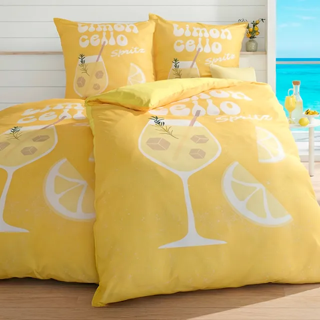 Gelbe Bettwäsche mit Zitronenmotiv vor sommerlicher Meereskulisse