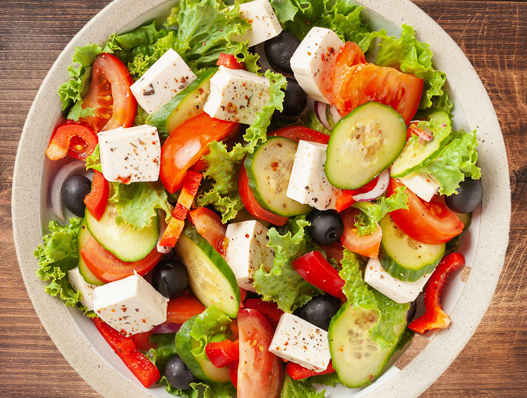 Griechischer Bauernsalat mit Feta, Gurke, Tomate, Paprika, Oliven und Gewürzen