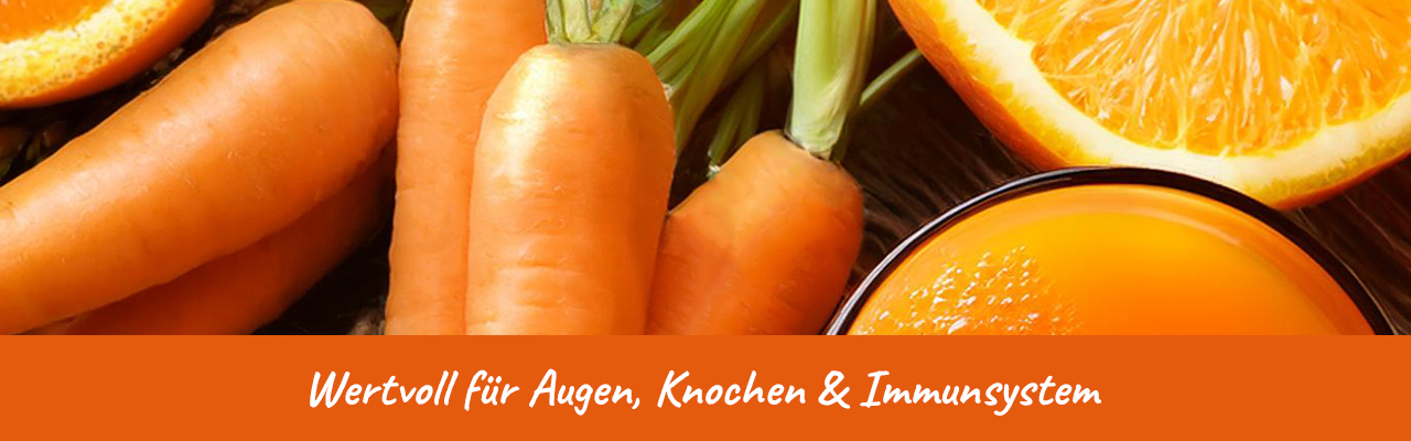 Wertvoll für Augen, Knochen & Immunsystem – Karotte & Orange! Frische Karotten, Orangen und ein Glas Saft auf natürlichem Untergrund.