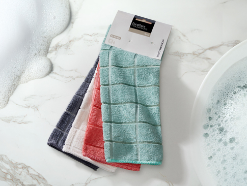 Mehrfarbige Reinigungstücher im Set auf Waschbecken