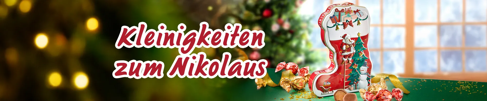 Nikolausstiefel mit Schokolade und festlicher Deko