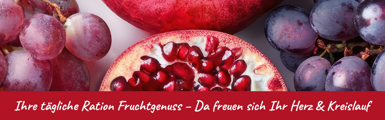 Aufgeschnittener Granatapfel und rote Trauben in Nahaufnahme.
