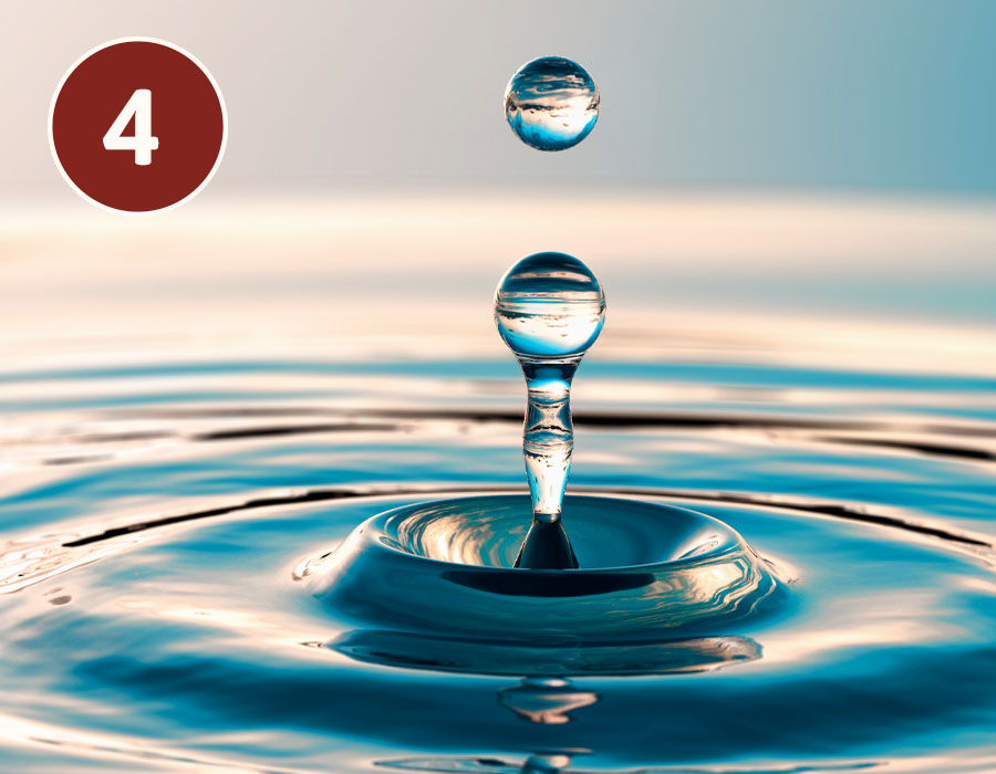 Wassertropfen auf ruhiger Oberfläche