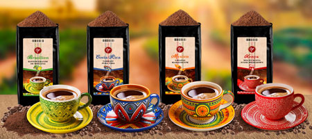 Kaffeeraritäten mit bunten Tassen und Bohnen