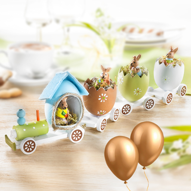 Osterdeko mit Hasenfiguren im Eierzug für frühlingshafte Tischdeko