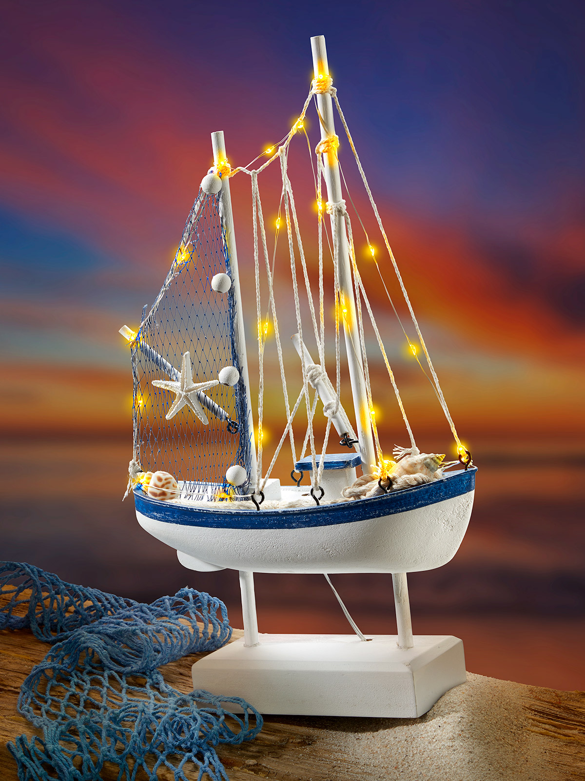 Fischerboot mit Lichterkette