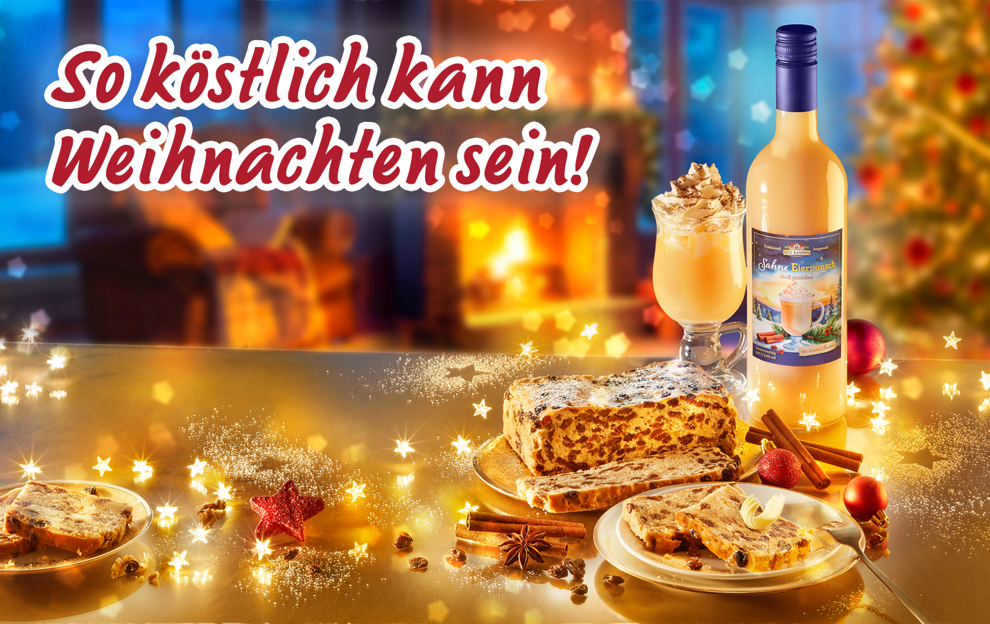 Christstollen mit Sahne-Eierpunsch vor weihnachtlicher Kaminstimmung