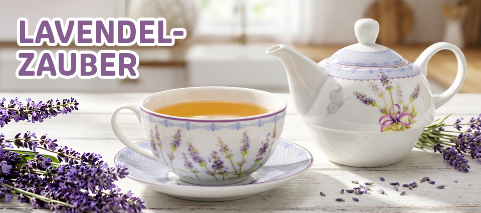 Teetasse und Teekanne mit Lavendeldekor, umgeben von Lavendelblüten