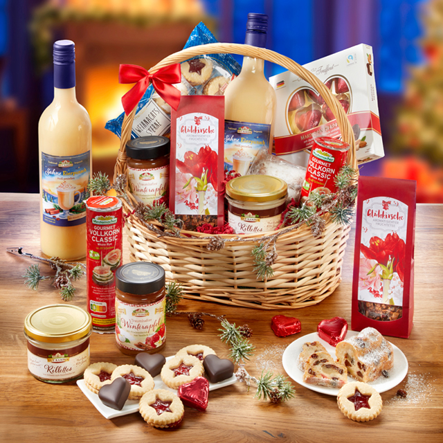 Geschenkkorb mit Likör, Konfitüre, Gebäck und festlichen Spezialitäten