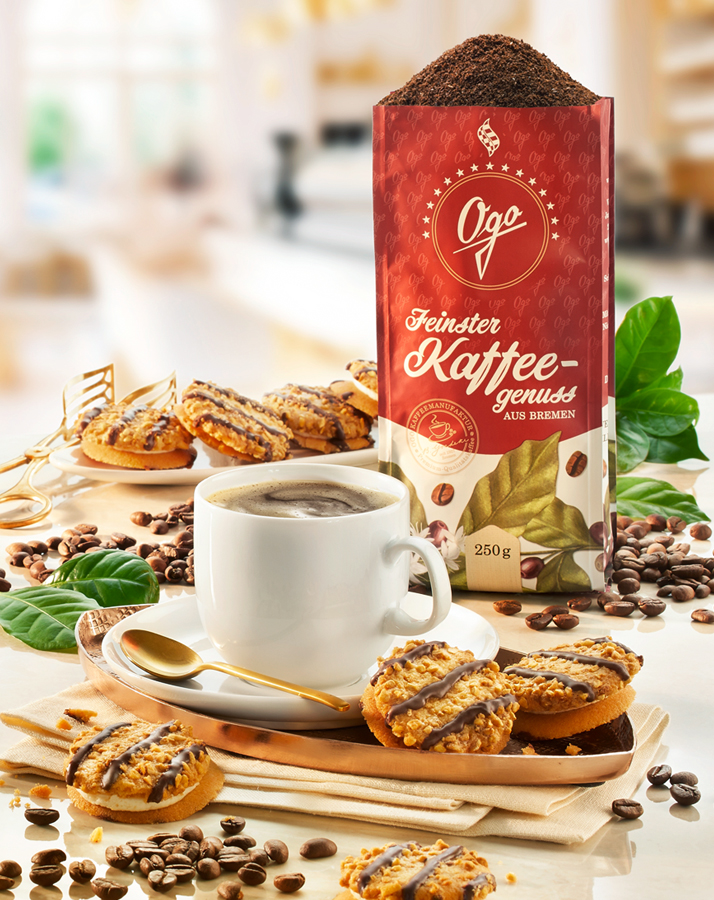 Frisch gebrühter Kaffee mit Gebäck und Kaffeepackung