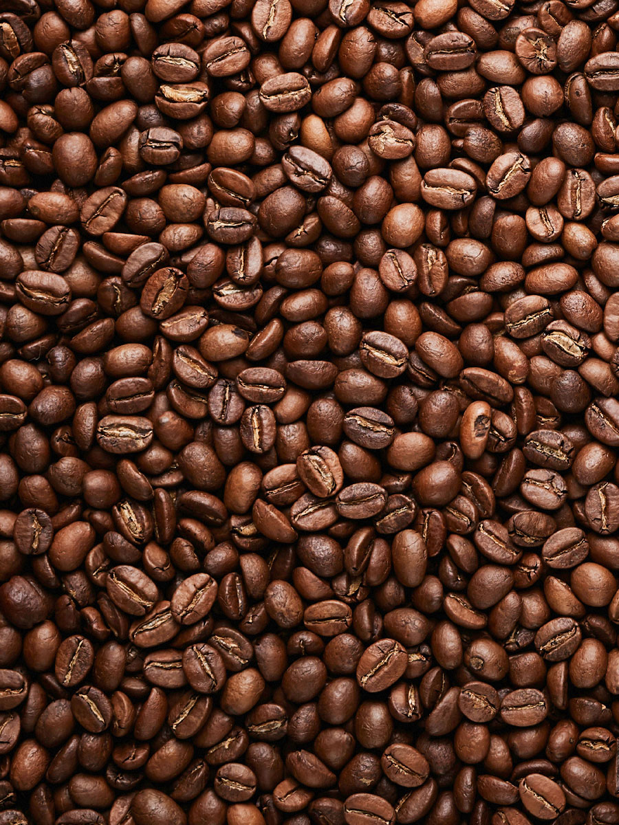 Glänzende Kaffeebohnen in Nahaufnahme