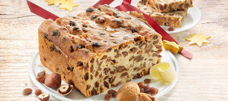 Festlicher Früchtekuchen mit Nüssen und Rosinen