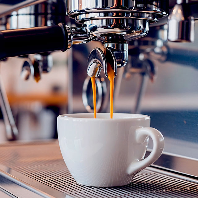 Espressomaschine mit frisch extrahiertem Espresso in Tasse