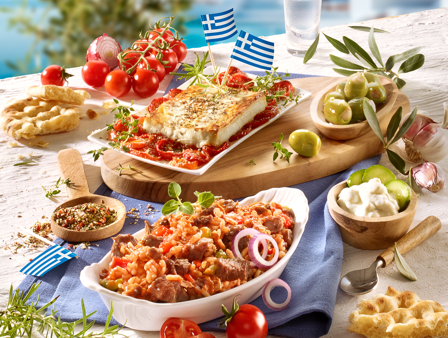 Griechische Spezialitäten mit Feta, Tomaten, Oliven und Fladenbrot