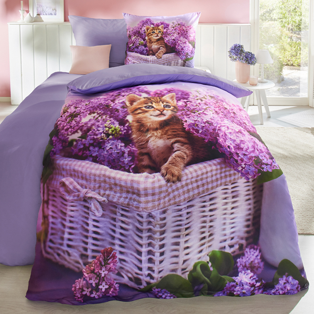 Lila Bettwäsche mit Kätzchenmotiv und Fliederblüten