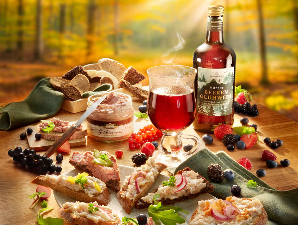 Köstlichkeiten aus Wald und Flur mit Wildaufstrich, Beeren und Glühwein