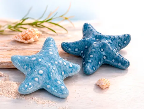 Seesterne in Blau für eine stilvolle maritime Sommerdekoration