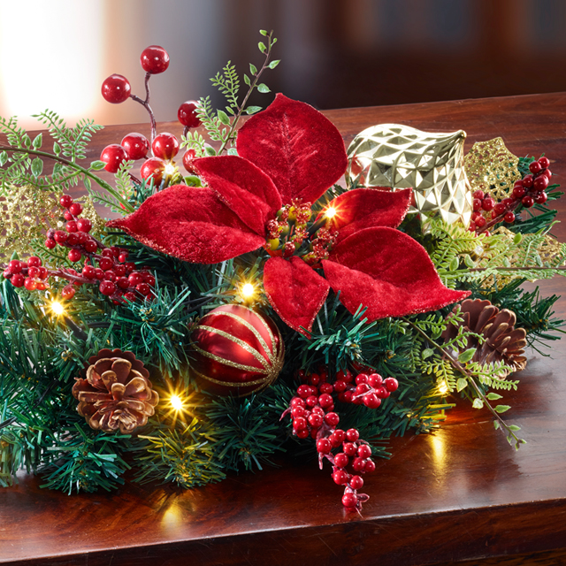 Festliche Weihnachtsdekoration mit rotem Weihnachtsstern und Kugeln