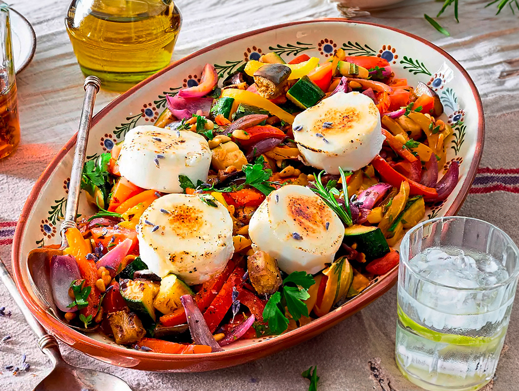 Ratatouille-Salat mit gegrilltem Ziegenkäse, serviert in dekorativer Schale