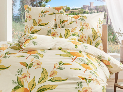Sommerbettwäsche mit Zitronenmotiv und Blumen