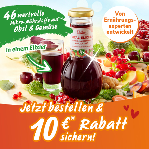 Vital-Elixier-Flasche mit Glas, umgeben von frischem Obst und Gemüse auf hellem Hintergrund.