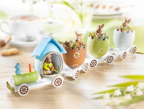 Osterdeko Hasenzug mit Eierschalen und kleinen Figuren