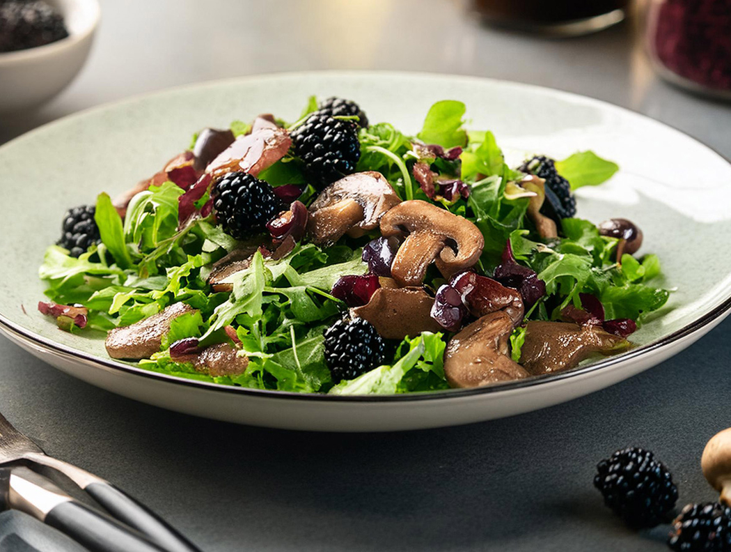 Herbstsalat mit Rucola, Pilzen, Brombeeren und Kaffee-Vinaigrette