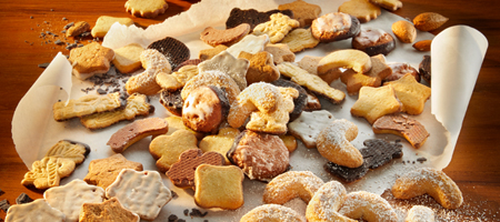 Bunte Auswahl verschiedener Weihnachtsplätzchen auf Backpapier