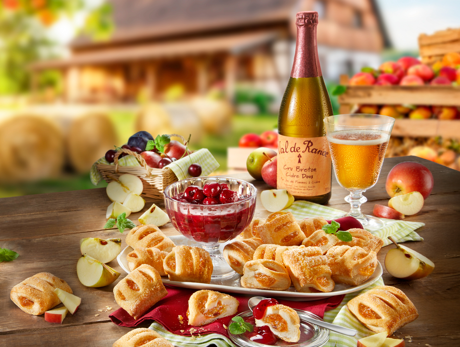 Landhaus-Szene mit Cidre, Obst und Gebäck