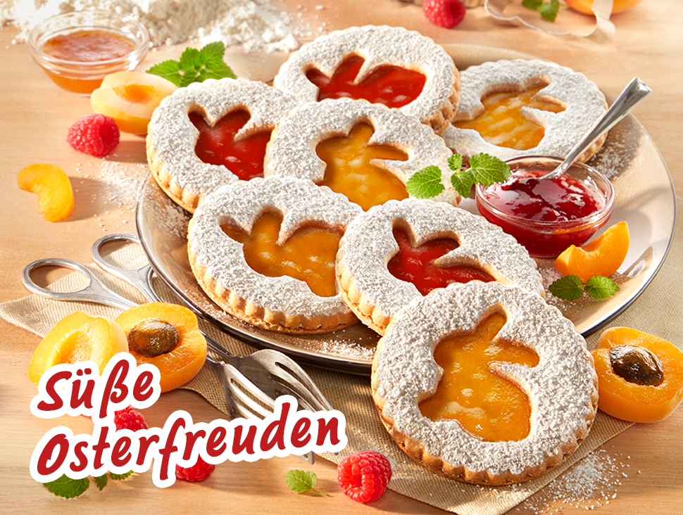 Ostergebäck mit Hasenmotiv und bunter Marmeladenfüllung auf einem Teller