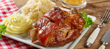 Knusprige Grillhaxe mit Kartoffelpüree und Sauerkraut